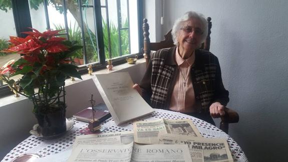 Fernanda Blasco, que testificó en la causa que se abrió para certificar el milagro, posa con documentos y prensa de la época. 