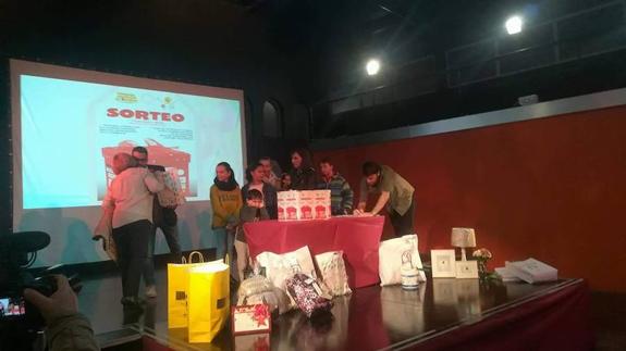 Momento de la entrega de obsequios y diplomas. 