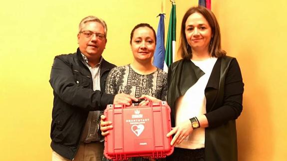 Antonio Garrote, Virginia Borrallo y Alicia Cordero, en la entrega de los dispositivos. 