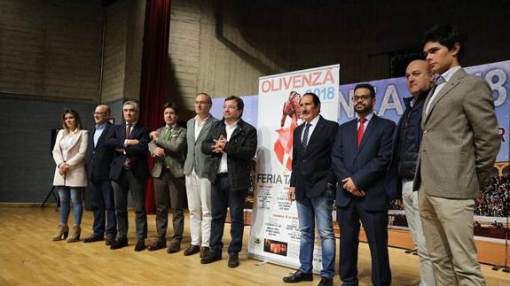 Foto de familia tras la presentación de los carteles. 