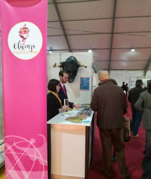 Personal laboral atendiendo al público en un estand informativo en la Feria del Toro. 