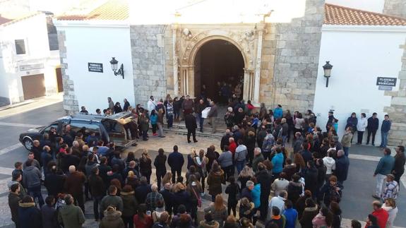 Salida del féretro de la iglesia. 