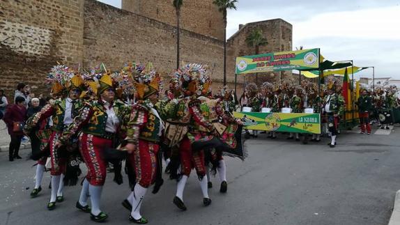 La comparsa 'Donde vamos la liamos' en un desfile del Carnval de Olivenza. 