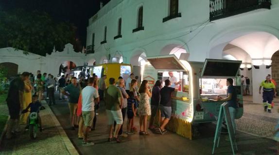 Puestos de feria colocados en la plaza de Hernán Cortés. 