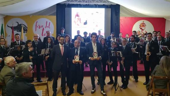 Ginés Marín, junto a la banda 'La Filarmónica' de Olivenza. AYUNTAMIENTO