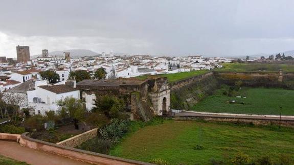 Panorámica de la ciudad de Olivenza, desde donde se ve la Puerta del Calvario, la única que se conserva de la fortificación abaluartada. 