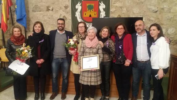 Las homenajeadas, junto a autoridades y comisión técnica. J.M.M.P.