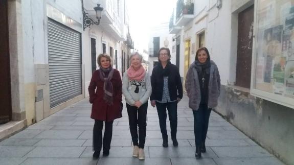 Conchi Rubio, Maruja Antúnez, Toni Berrocal y la concejala de Igualdad Isabel Rocha, en la calle de los Baldosines. 
