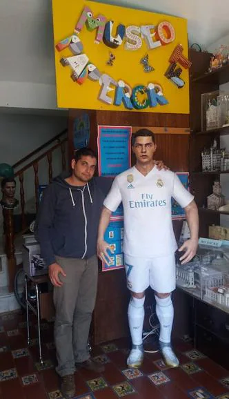 Guillermo Rebollo, con su 'Cristiano Ronaldo', figura de su Museo. 