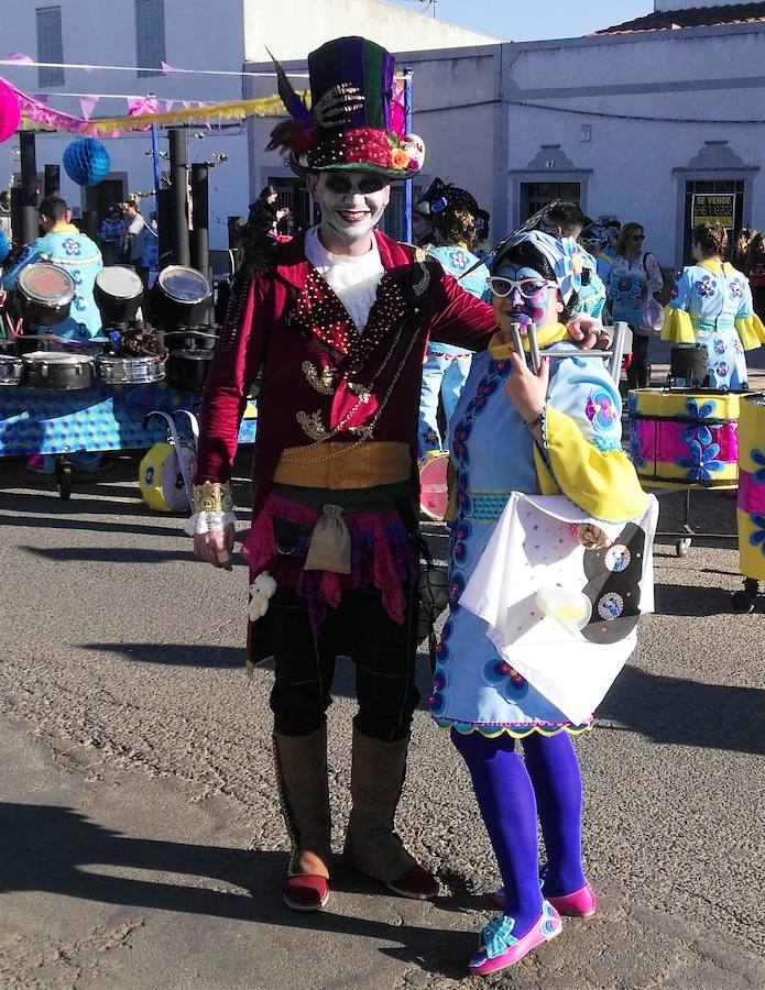 Con una tarde verdaderamente primaveral y de forma puntual se celebró ayer, sábado 2 de marzo, el Desfile de Comparsas en Puebla de la Calzada con gran afluencia de público de la localidad y de pueblos de la comarca para disfrutar con las ingeniosas propuestas ideadas por los carnavaleros de las comparsas, grupos y personas independientes disfrazadas.Una vez finalizado el recorrido en la Plaza de España se procedió a una exhibición de las coreografías de los dos buques insignia del carnaval poblanchino; La Kochera y Vas Como Quieres y finalmente se celebró el concurso con el siguiente resultado:Mejor disfraz individual: Frank de la JunglaMejor disfraz por parejas: Las MonjasMejor grupo pequeño: Los MasaisLos grupos premiados han resultado ser:1. PREMIO: Los amiguitos2. PREMIO: Las Fantásticas3. PREMIO: Había Una Vez4. PREMIO: La Legión al Cielo5. PREMIO: Los Leles