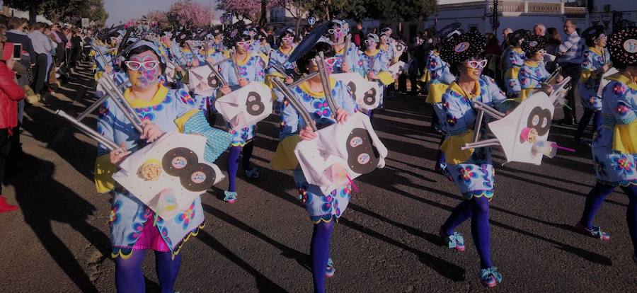 Con una tarde verdaderamente primaveral y de forma puntual se celebró ayer, sábado 2 de marzo, el Desfile de Comparsas en Puebla de la Calzada con gran afluencia de público de la localidad y de pueblos de la comarca para disfrutar con las ingeniosas propuestas ideadas por los carnavaleros de las comparsas, grupos y personas independientes disfrazadas.Una vez finalizado el recorrido en la Plaza de España se procedió a una exhibición de las coreografías de los dos buques insignia del carnaval poblanchino; La Kochera y Vas Como Quieres y finalmente se celebró el concurso con el siguiente resultado:Mejor disfraz individual: Frank de la JunglaMejor disfraz por parejas: Las MonjasMejor grupo pequeño: Los MasaisLos grupos premiados han resultado ser:1. PREMIO: Los amiguitos2. PREMIO: Las Fantásticas3. PREMIO: Había Una Vez4. PREMIO: La Legión al Cielo5. PREMIO: Los Leles