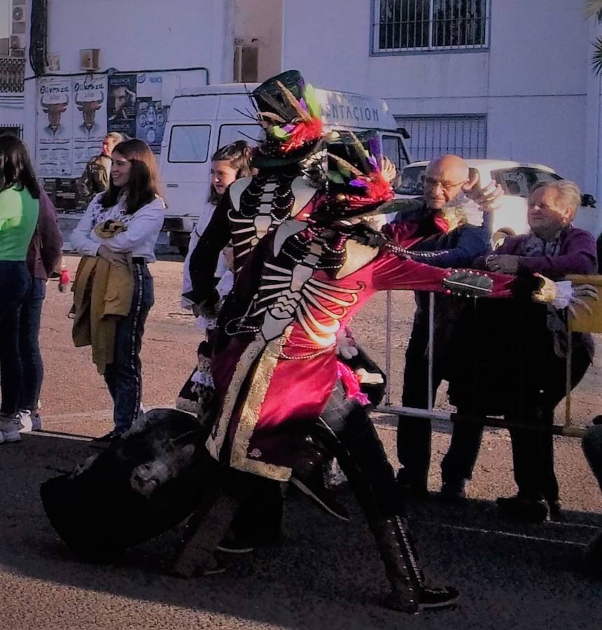 Con una tarde verdaderamente primaveral y de forma puntual se celebró ayer, sábado 2 de marzo, el Desfile de Comparsas en Puebla de la Calzada con gran afluencia de público de la localidad y de pueblos de la comarca para disfrutar con las ingeniosas propuestas ideadas por los carnavaleros de las comparsas, grupos y personas independientes disfrazadas.Una vez finalizado el recorrido en la Plaza de España se procedió a una exhibición de las coreografías de los dos buques insignia del carnaval poblanchino; La Kochera y Vas Como Quieres y finalmente se celebró el concurso con el siguiente resultado:Mejor disfraz individual: Frank de la JunglaMejor disfraz por parejas: Las MonjasMejor grupo pequeño: Los MasaisLos grupos premiados han resultado ser:1. PREMIO: Los amiguitos2. PREMIO: Las Fantásticas3. PREMIO: Había Una Vez4. PREMIO: La Legión al Cielo5. PREMIO: Los Leles