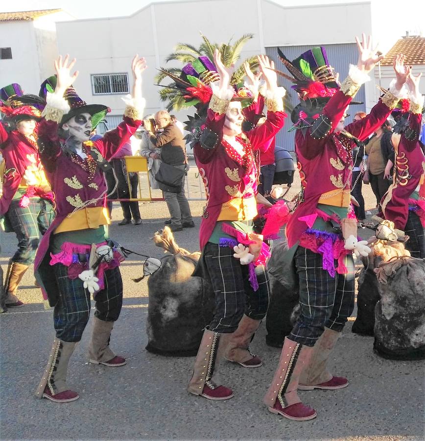 Con una tarde verdaderamente primaveral y de forma puntual se celebró ayer, sábado 2 de marzo, el Desfile de Comparsas en Puebla de la Calzada con gran afluencia de público de la localidad y de pueblos de la comarca para disfrutar con las ingeniosas propuestas ideadas por los carnavaleros de las comparsas, grupos y personas independientes disfrazadas.Una vez finalizado el recorrido en la Plaza de España se procedió a una exhibición de las coreografías de los dos buques insignia del carnaval poblanchino; La Kochera y Vas Como Quieres y finalmente se celebró el concurso con el siguiente resultado:Mejor disfraz individual: Frank de la JunglaMejor disfraz por parejas: Las MonjasMejor grupo pequeño: Los MasaisLos grupos premiados han resultado ser:1. PREMIO: Los amiguitos2. PREMIO: Las Fantásticas3. PREMIO: Había Una Vez4. PREMIO: La Legión al Cielo5. PREMIO: Los Leles