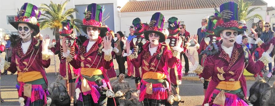 Con una tarde verdaderamente primaveral y de forma puntual se celebró ayer, sábado 2 de marzo, el Desfile de Comparsas en Puebla de la Calzada con gran afluencia de público de la localidad y de pueblos de la comarca para disfrutar con las ingeniosas propuestas ideadas por los carnavaleros de las comparsas, grupos y personas independientes disfrazadas.Una vez finalizado el recorrido en la Plaza de España se procedió a una exhibición de las coreografías de los dos buques insignia del carnaval poblanchino; La Kochera y Vas Como Quieres y finalmente se celebró el concurso con el siguiente resultado:Mejor disfraz individual: Frank de la JunglaMejor disfraz por parejas: Las MonjasMejor grupo pequeño: Los MasaisLos grupos premiados han resultado ser:1. PREMIO: Los amiguitos2. PREMIO: Las Fantásticas3. PREMIO: Había Una Vez4. PREMIO: La Legión al Cielo5. PREMIO: Los Leles