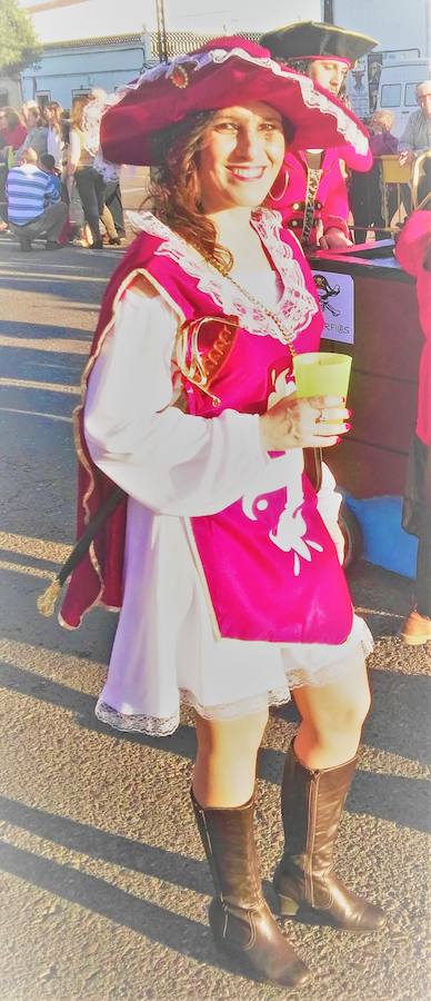 Con una tarde verdaderamente primaveral y de forma puntual se celebró ayer, sábado 2 de marzo, el Desfile de Comparsas en Puebla de la Calzada con gran afluencia de público de la localidad y de pueblos de la comarca para disfrutar con las ingeniosas propuestas ideadas por los carnavaleros de las comparsas, grupos y personas independientes disfrazadas.Una vez finalizado el recorrido en la Plaza de España se procedió a una exhibición de las coreografías de los dos buques insignia del carnaval poblanchino; La Kochera y Vas Como Quieres y finalmente se celebró el concurso con el siguiente resultado:Mejor disfraz individual: Frank de la JunglaMejor disfraz por parejas: Las MonjasMejor grupo pequeño: Los MasaisLos grupos premiados han resultado ser:1. PREMIO: Los amiguitos2. PREMIO: Las Fantásticas3. PREMIO: Había Una Vez4. PREMIO: La Legión al Cielo5. PREMIO: Los Leles