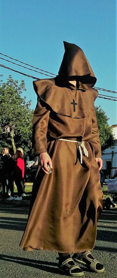 Con una tarde verdaderamente primaveral y de forma puntual se celebró ayer, sábado 2 de marzo, el Desfile de Comparsas en Puebla de la Calzada con gran afluencia de público de la localidad y de pueblos de la comarca para disfrutar con las ingeniosas propuestas ideadas por los carnavaleros de las comparsas, grupos y personas independientes disfrazadas.Una vez finalizado el recorrido en la Plaza de España se procedió a una exhibición de las coreografías de los dos buques insignia del carnaval poblanchino; La Kochera y Vas Como Quieres y finalmente se celebró el concurso con el siguiente resultado:Mejor disfraz individual: Frank de la JunglaMejor disfraz por parejas: Las MonjasMejor grupo pequeño: Los MasaisLos grupos premiados han resultado ser:1. PREMIO: Los amiguitos2. PREMIO: Las Fantásticas3. PREMIO: Había Una Vez4. PREMIO: La Legión al Cielo5. PREMIO: Los Leles