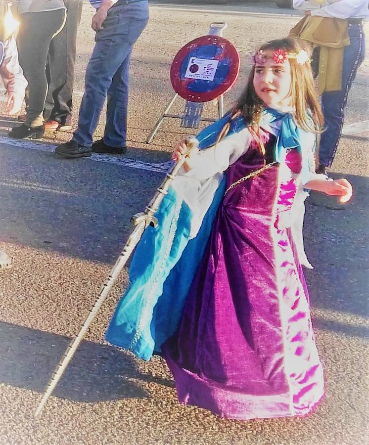 Con una tarde verdaderamente primaveral y de forma puntual se celebró ayer, sábado 2 de marzo, el Desfile de Comparsas en Puebla de la Calzada con gran afluencia de público de la localidad y de pueblos de la comarca para disfrutar con las ingeniosas propuestas ideadas por los carnavaleros de las comparsas, grupos y personas independientes disfrazadas.Una vez finalizado el recorrido en la Plaza de España se procedió a una exhibición de las coreografías de los dos buques insignia del carnaval poblanchino; La Kochera y Vas Como Quieres y finalmente se celebró el concurso con el siguiente resultado:Mejor disfraz individual: Frank de la JunglaMejor disfraz por parejas: Las MonjasMejor grupo pequeño: Los MasaisLos grupos premiados han resultado ser:1. PREMIO: Los amiguitos2. PREMIO: Las Fantásticas3. PREMIO: Había Una Vez4. PREMIO: La Legión al Cielo5. PREMIO: Los Leles