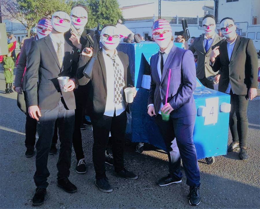 Con una tarde verdaderamente primaveral y de forma puntual se celebró ayer, sábado 2 de marzo, el Desfile de Comparsas en Puebla de la Calzada con gran afluencia de público de la localidad y de pueblos de la comarca para disfrutar con las ingeniosas propuestas ideadas por los carnavaleros de las comparsas, grupos y personas independientes disfrazadas.Una vez finalizado el recorrido en la Plaza de España se procedió a una exhibición de las coreografías de los dos buques insignia del carnaval poblanchino; La Kochera y Vas Como Quieres y finalmente se celebró el concurso con el siguiente resultado:Mejor disfraz individual: Frank de la JunglaMejor disfraz por parejas: Las MonjasMejor grupo pequeño: Los MasaisLos grupos premiados han resultado ser:1. PREMIO: Los amiguitos2. PREMIO: Las Fantásticas3. PREMIO: Había Una Vez4. PREMIO: La Legión al Cielo5. PREMIO: Los Leles