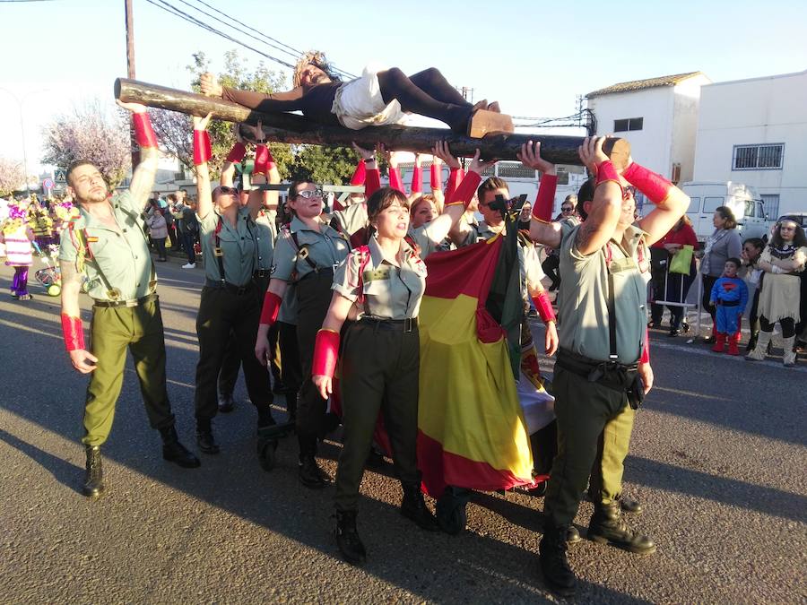 Con una tarde verdaderamente primaveral y de forma puntual se celebró ayer, sábado 2 de marzo, el Desfile de Comparsas en Puebla de la Calzada con gran afluencia de público de la localidad y de pueblos de la comarca para disfrutar con las ingeniosas propuestas ideadas por los carnavaleros de las comparsas, grupos y personas independientes disfrazadas.Una vez finalizado el recorrido en la Plaza de España se procedió a una exhibición de las coreografías de los dos buques insignia del carnaval poblanchino; La Kochera y Vas Como Quieres y finalmente se celebró el concurso con el siguiente resultado:Mejor disfraz individual: Frank de la JunglaMejor disfraz por parejas: Las MonjasMejor grupo pequeño: Los MasaisLos grupos premiados han resultado ser:1. PREMIO: Los amiguitos2. PREMIO: Las Fantásticas3. PREMIO: Había Una Vez4. PREMIO: La Legión al Cielo5. PREMIO: Los Leles