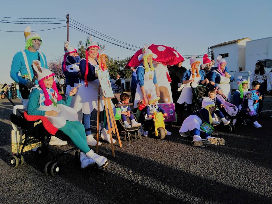 Con una tarde verdaderamente primaveral y de forma puntual se celebró ayer, sábado 2 de marzo, el Desfile de Comparsas en Puebla de la Calzada con gran afluencia de público de la localidad y de pueblos de la comarca para disfrutar con las ingeniosas propuestas ideadas por los carnavaleros de las comparsas, grupos y personas independientes disfrazadas.Una vez finalizado el recorrido en la Plaza de España se procedió a una exhibición de las coreografías de los dos buques insignia del carnaval poblanchino; La Kochera y Vas Como Quieres y finalmente se celebró el concurso con el siguiente resultado:Mejor disfraz individual: Frank de la JunglaMejor disfraz por parejas: Las MonjasMejor grupo pequeño: Los MasaisLos grupos premiados han resultado ser:1. PREMIO: Los amiguitos2. PREMIO: Las Fantásticas3. PREMIO: Había Una Vez4. PREMIO: La Legión al Cielo5. PREMIO: Los Leles