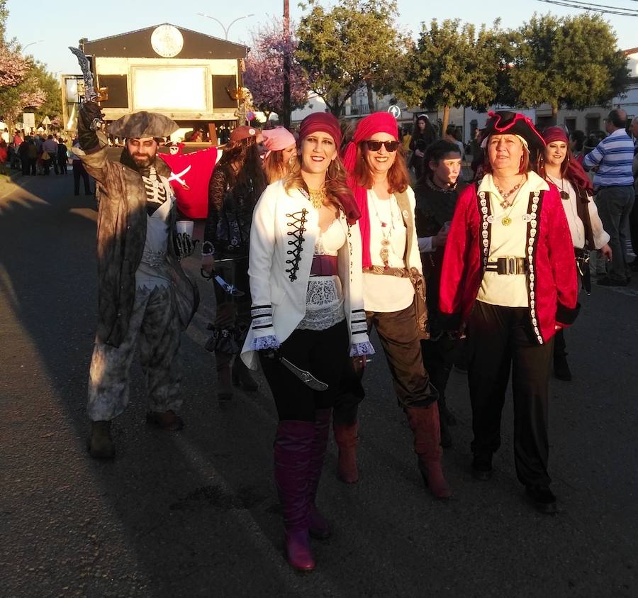 Con una tarde verdaderamente primaveral y de forma puntual se celebró ayer, sábado 2 de marzo, el Desfile de Comparsas en Puebla de la Calzada con gran afluencia de público de la localidad y de pueblos de la comarca para disfrutar con las ingeniosas propuestas ideadas por los carnavaleros de las comparsas, grupos y personas independientes disfrazadas.Una vez finalizado el recorrido en la Plaza de España se procedió a una exhibición de las coreografías de los dos buques insignia del carnaval poblanchino; La Kochera y Vas Como Quieres y finalmente se celebró el concurso con el siguiente resultado:Mejor disfraz individual: Frank de la JunglaMejor disfraz por parejas: Las MonjasMejor grupo pequeño: Los MasaisLos grupos premiados han resultado ser:1. PREMIO: Los amiguitos2. PREMIO: Las Fantásticas3. PREMIO: Había Una Vez4. PREMIO: La Legión al Cielo5. PREMIO: Los Leles