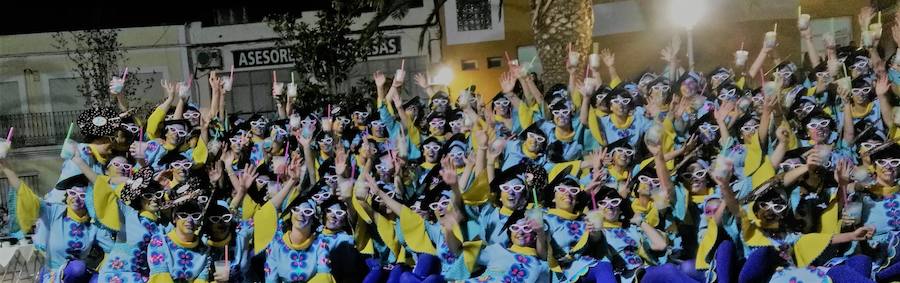 Con una tarde verdaderamente primaveral y de forma puntual se celebró ayer, sábado 2 de marzo, el Desfile de Comparsas en Puebla de la Calzada con gran afluencia de público de la localidad y de pueblos de la comarca para disfrutar con las ingeniosas propuestas ideadas por los carnavaleros de las comparsas, grupos y personas independientes disfrazadas.Una vez finalizado el recorrido en la Plaza de España se procedió a una exhibición de las coreografías de los dos buques insignia del carnaval poblanchino; La Kochera y Vas Como Quieres y finalmente se celebró el concurso con el siguiente resultado:Mejor disfraz individual: Frank de la JunglaMejor disfraz por parejas: Las MonjasMejor grupo pequeño: Los MasaisLos grupos premiados han resultado ser:1. PREMIO: Los amiguitos2. PREMIO: Las Fantásticas3. PREMIO: Había Una Vez4. PREMIO: La Legión al Cielo5. PREMIO: Los Leles