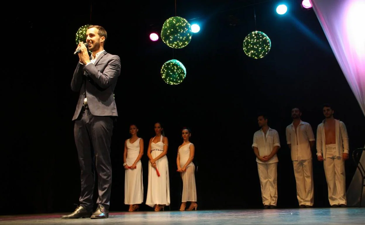 Juanfran Curado y bailarines en el Teatro de la Casa de la Cultura