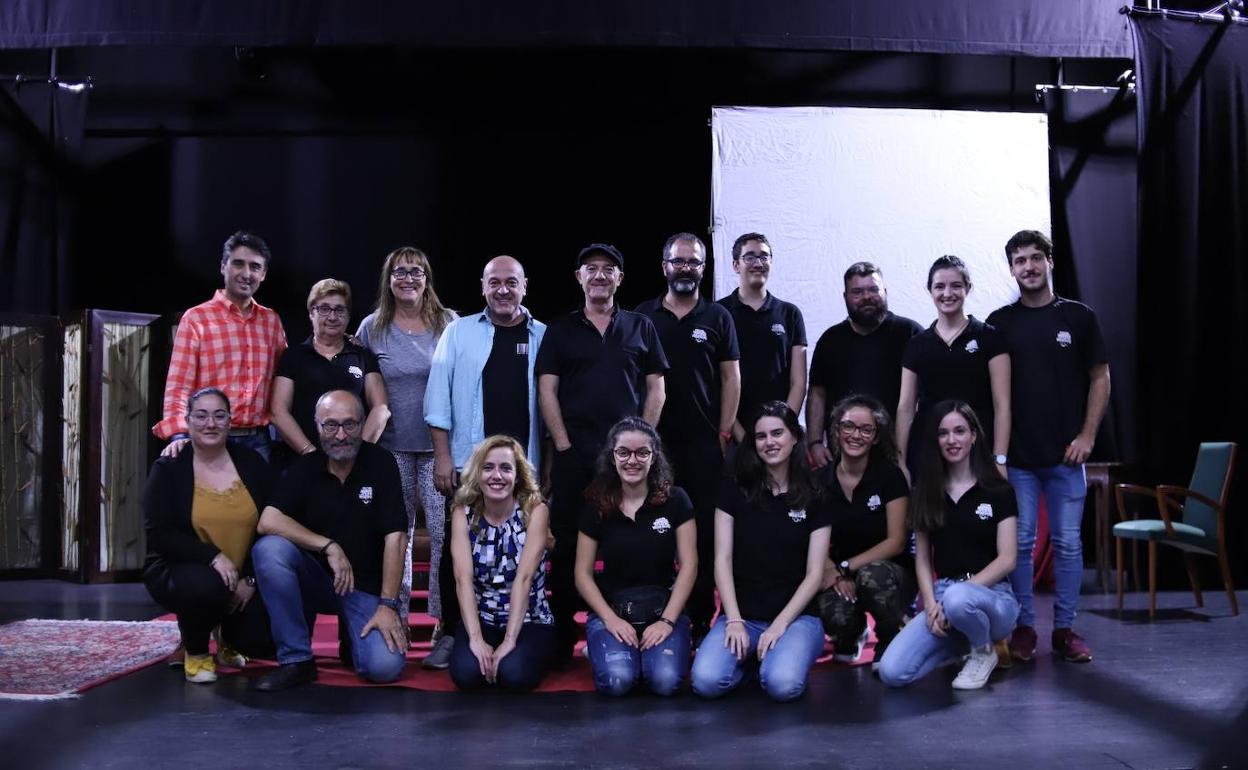 Equipo del Festival de teatro «Vegas Bajas» y miembros de la corporación municipal
