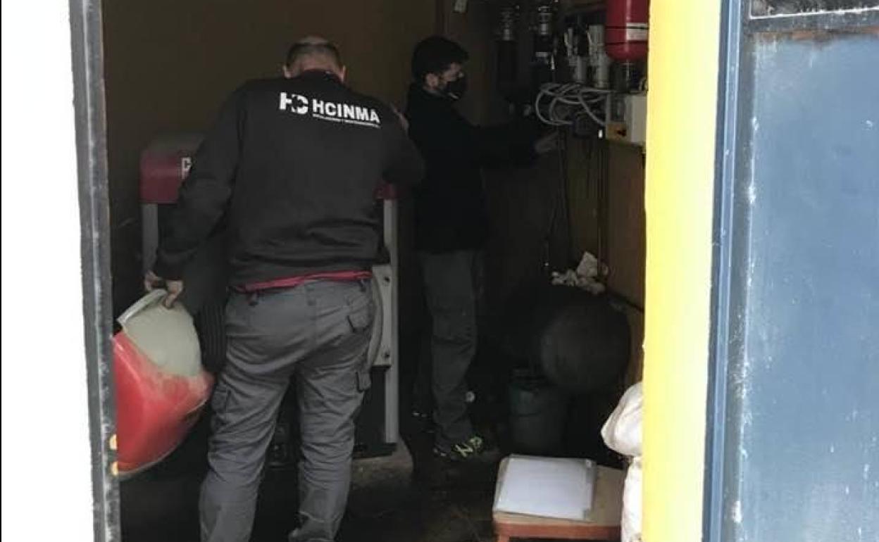 Los técnicos de la empresa de mantenimiento intentando arreglar la caldera