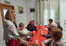 Los usuarios del Centro de Día recibe un taller de huevos de Pascua
