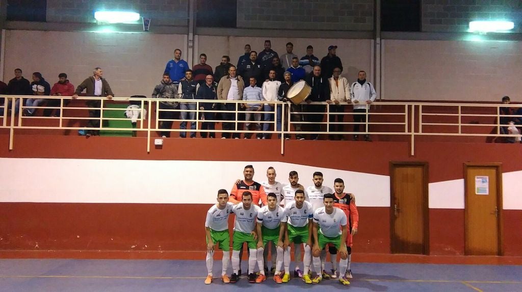El conjunto poblanchino con los miembros de la asociación arriba 