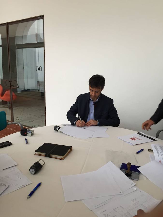 Juan Mari en plena firma de convenio