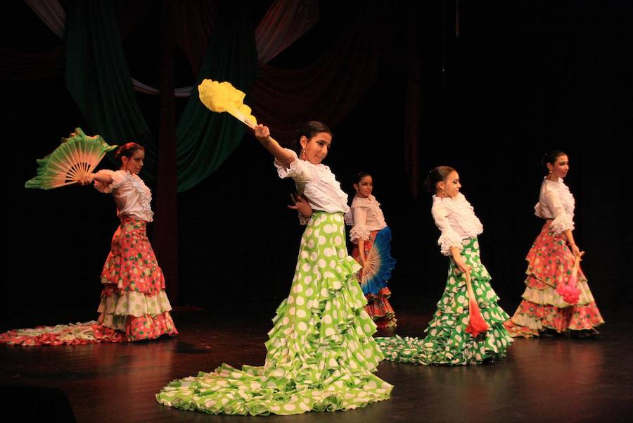Componentes de la escuela de baile Ángel y Carmen 