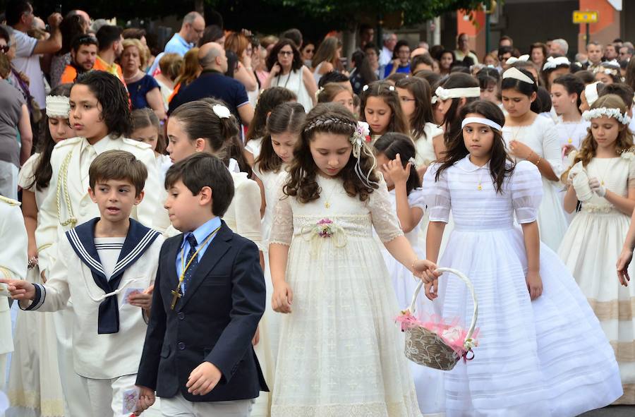 Niños de comunión celebrando el Corpus en Badajoz 