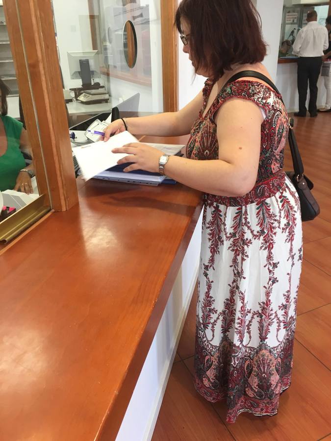 Lourdes Montero entregando la documentación.