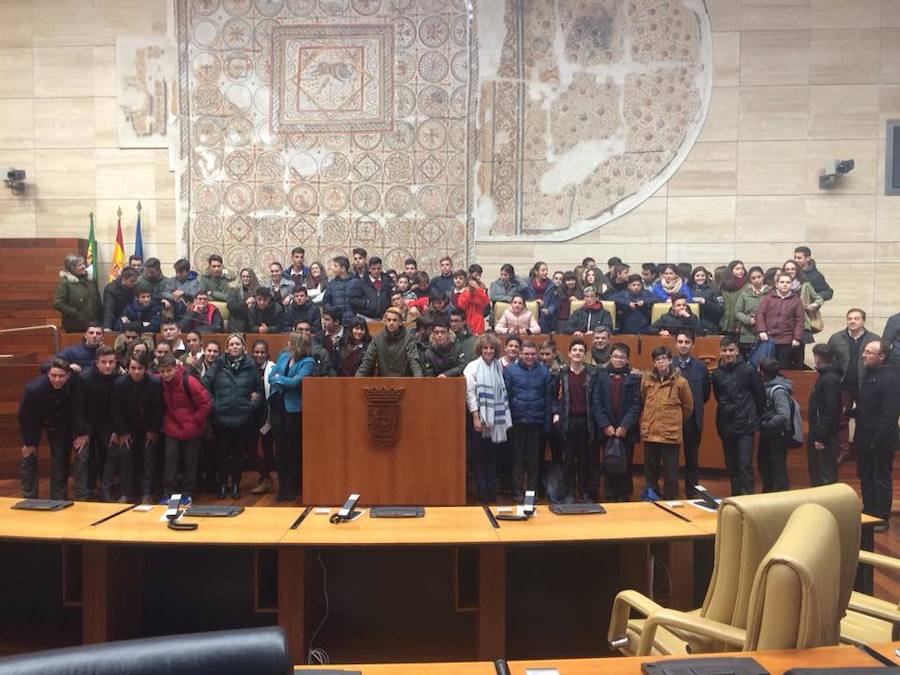 Alumnos y Alumnas de ESO con sus profesores del Colegio Salesiano de Puebla de la Calzada