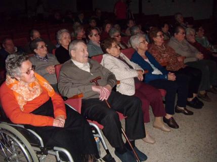 Los abuelitos y abuelitas disfrutando de las representaciones en el IES "Diíez Canedo"