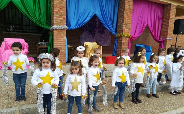 Las pequeñas estrellas guiaron a los Reyes hasta el portal. :: 