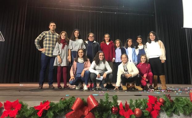 Diego Manzano con las chicas de balonmano. :: 
