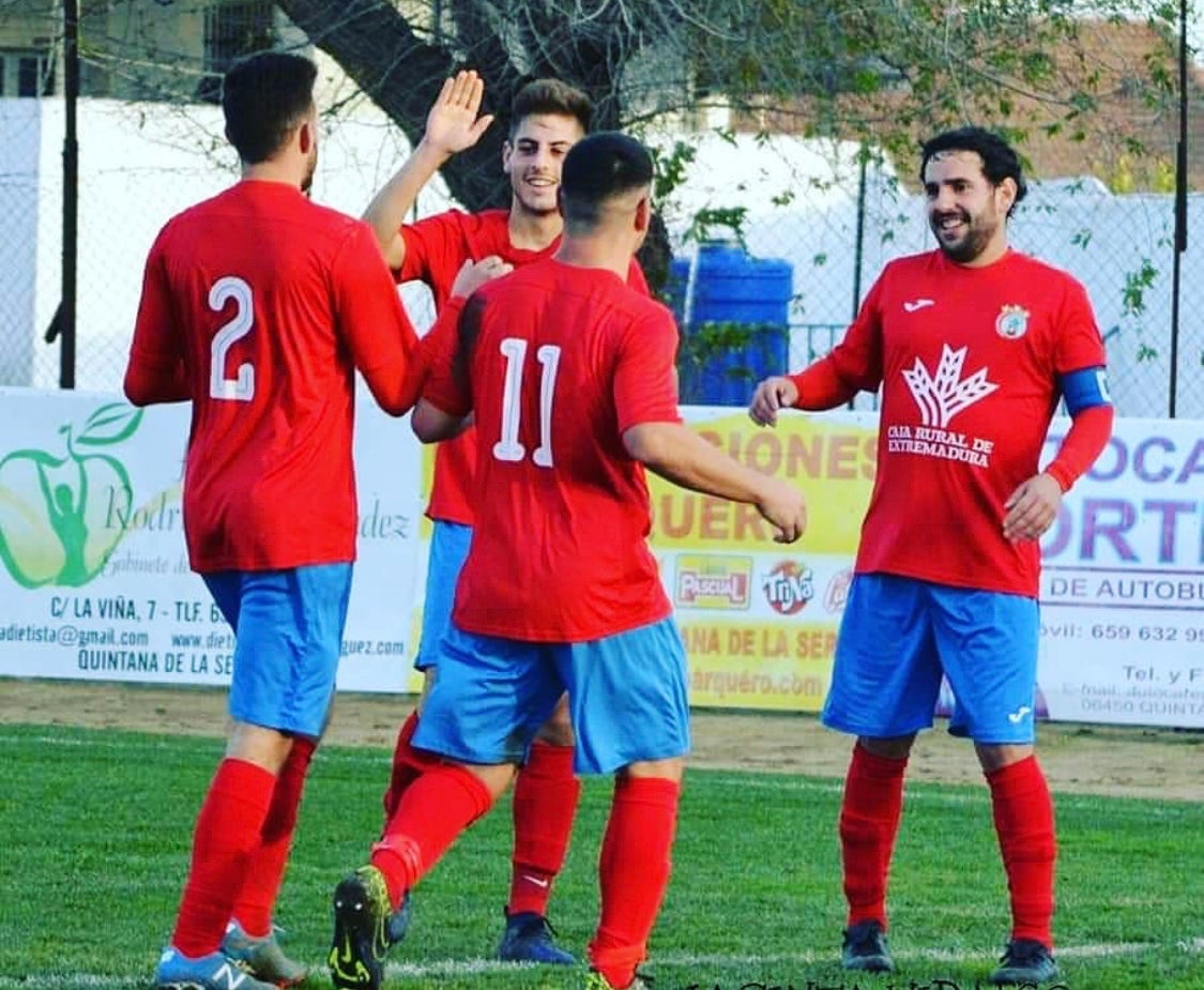 El equipo celebrando un gol ante Valdecaballeros 