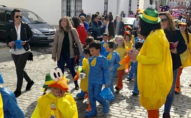 Las maestras y los familiares acompañaron en todo momentos a los pequeños 