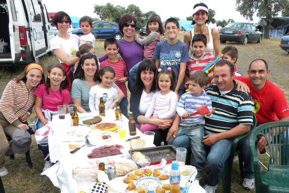 Vecinos de la localidad festejando el 1 de mayo (2011) 