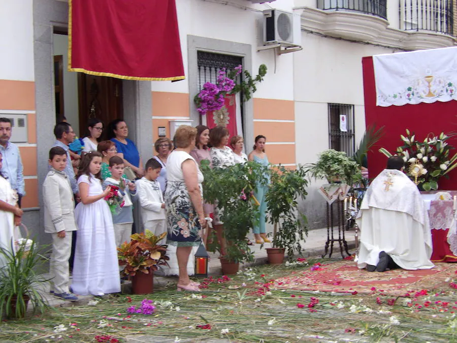 Algunos de los niños junto al párroco visitaron el altar de la Plaza de Extremadura 