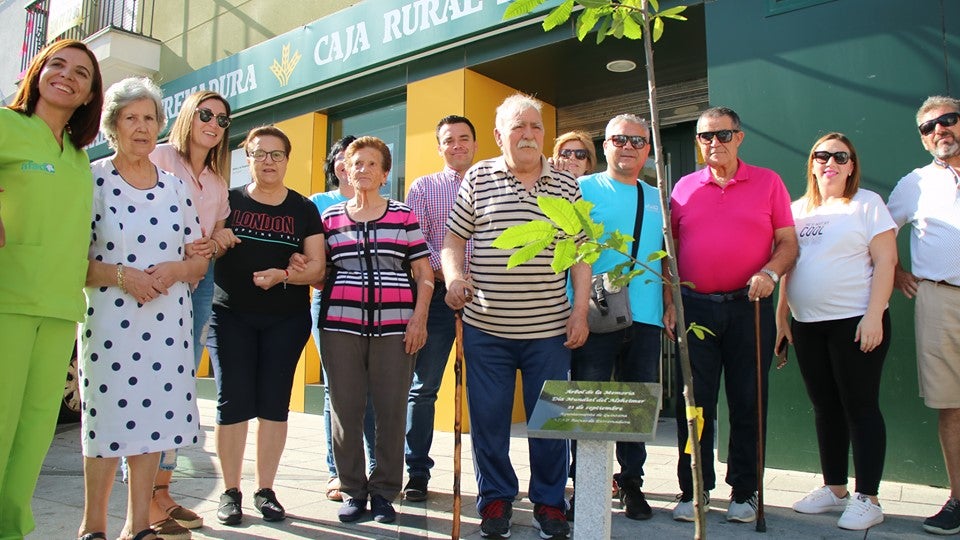Usuarios, equipo de gobierno y trabajadoras de AFAD tras plantar el árbol 