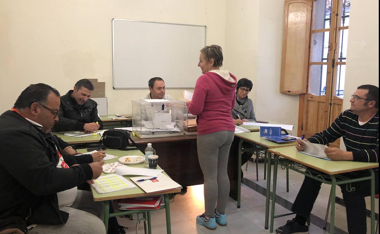 Una quintanense ejerce su derecho a voto en el colegio electoral de la casa de la cultura 