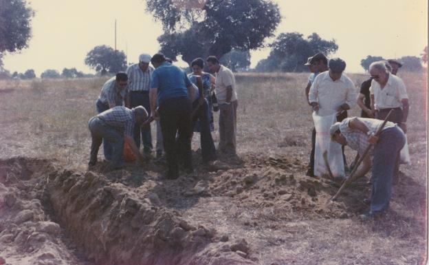 Un grupo de hombres durante la exhumación 