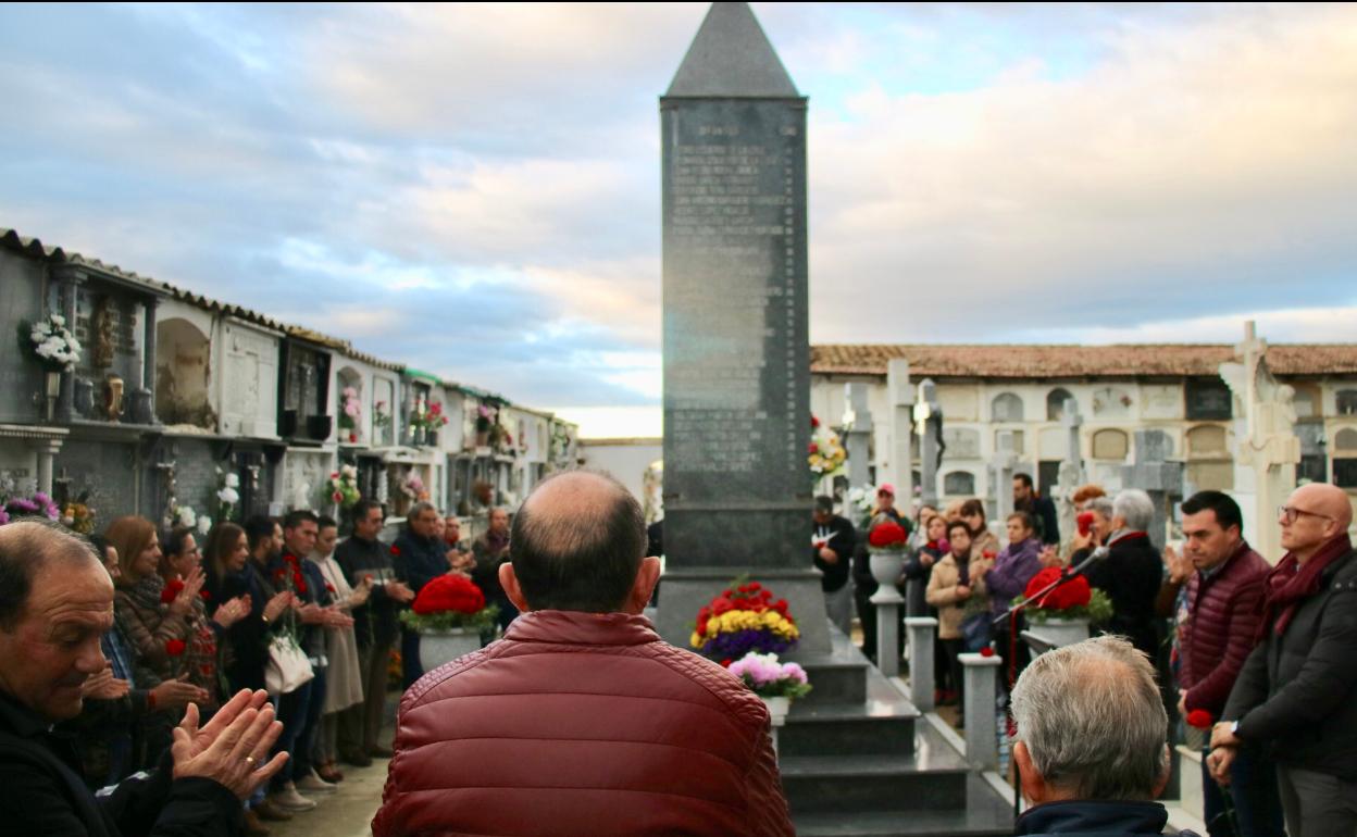 Claveles rojos y palabras de recuerdo para homenajear a los fusilados republicanos durante la Guerra Civil en la localidad