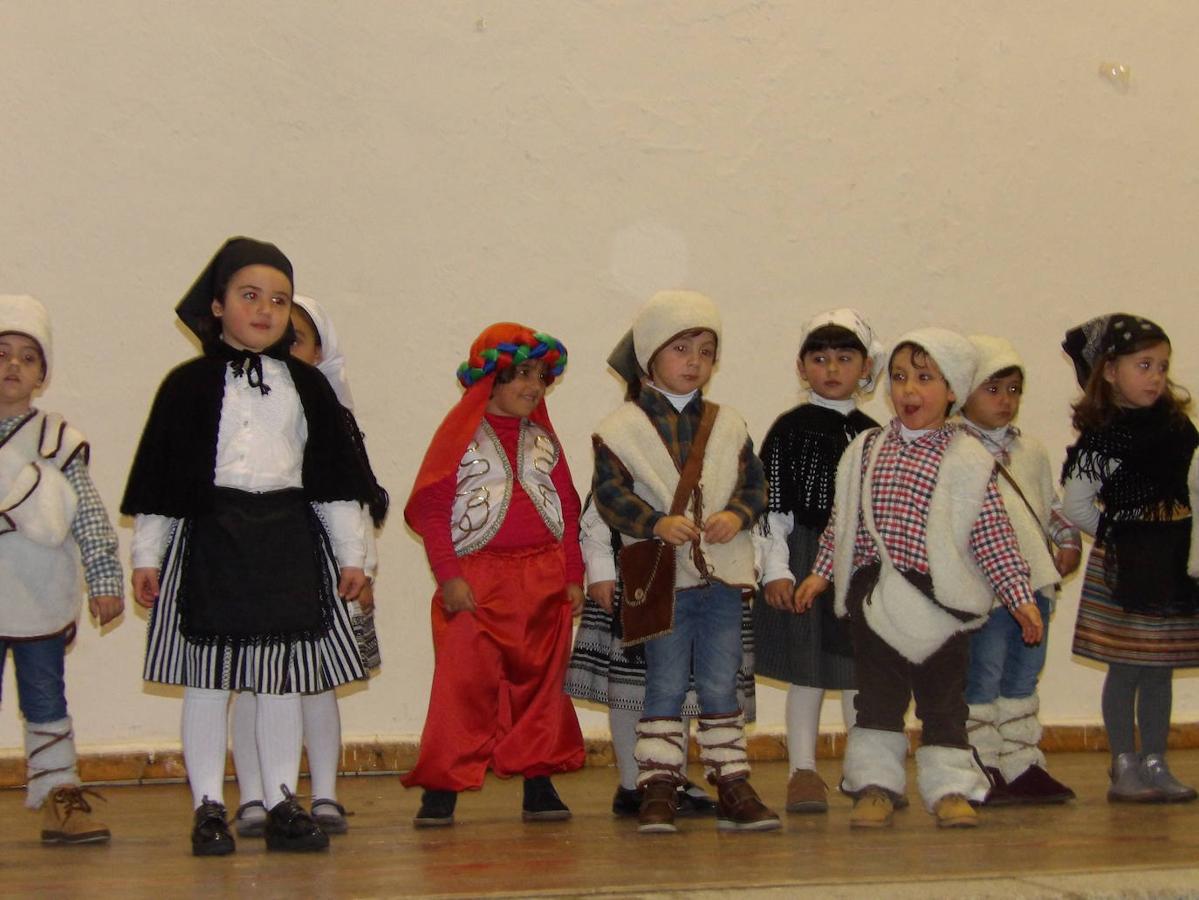 El Nacimiento ha estado acompañado por un grupo de 'angelitos' 