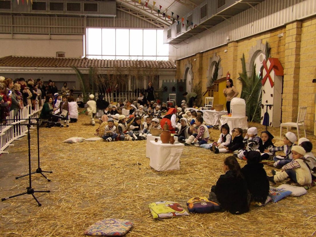 El Nacimiento ha estado acompañado por un grupo de 'angelitos' 
