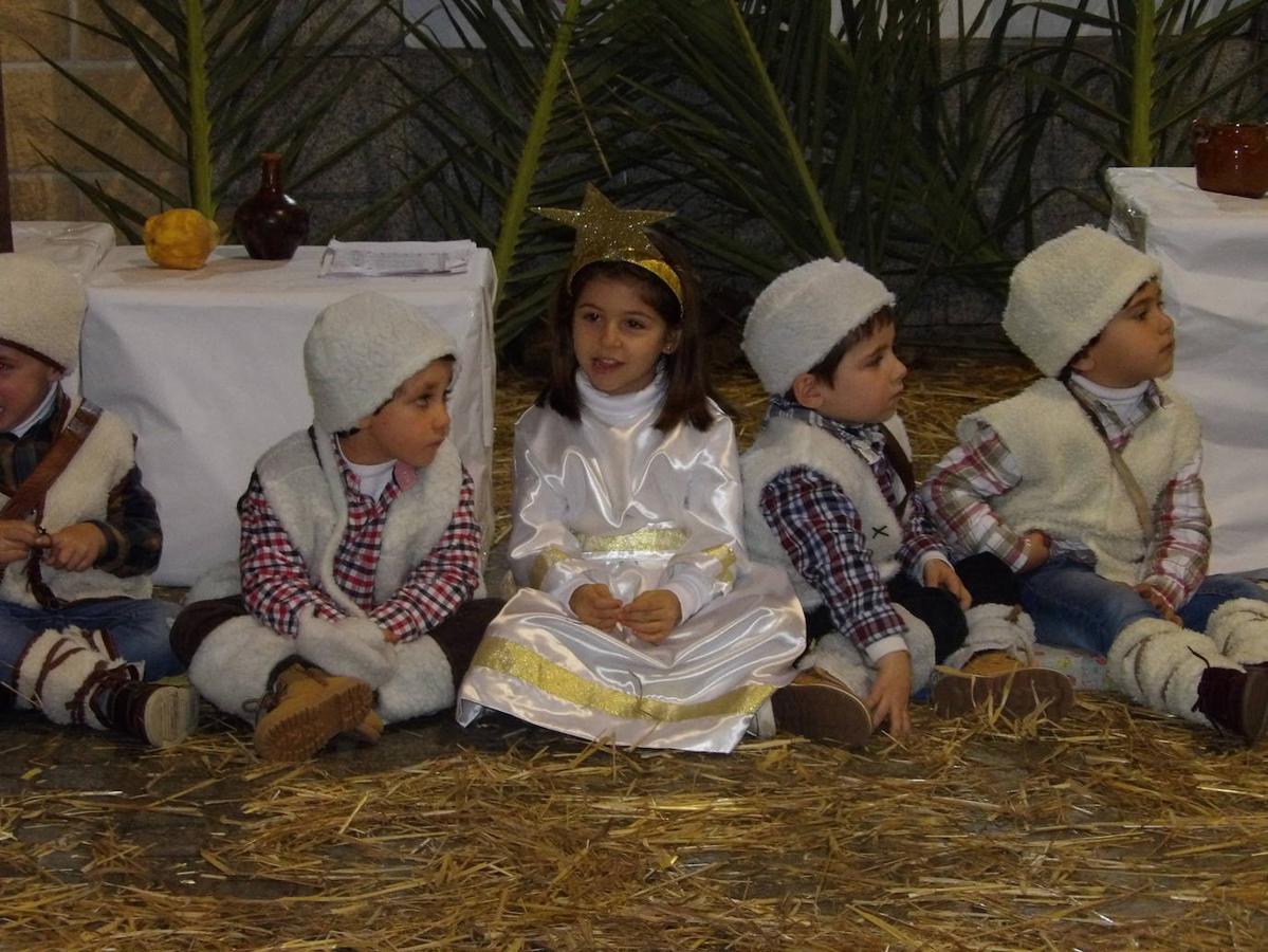 El Nacimiento ha estado acompañado por un grupo de 'angelitos' 
